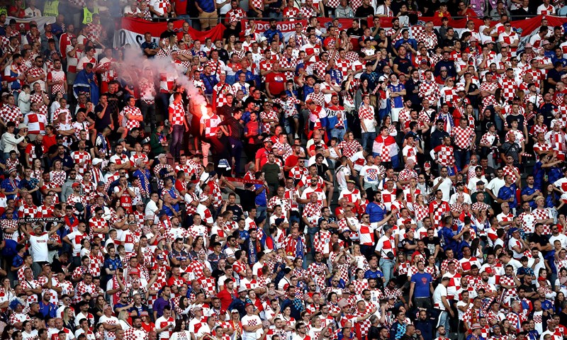 HNS novčano kažnjen zbog bacanja predmeta, paljenja baklji i utrčavanja na teren u Osijeku