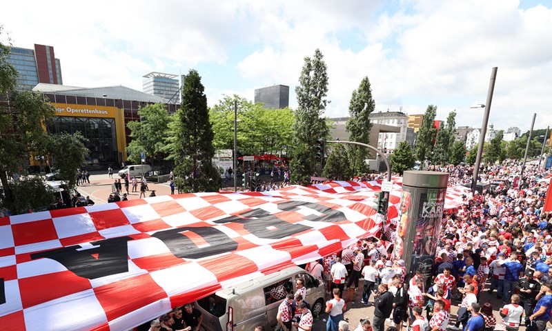 Atmosfera se polako zahuktava, kockice preplavile Hamburg!