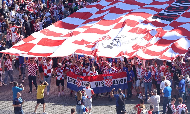 [FOTO] Navijači krenuli prema stadionu, stigla i najveća navijačka zastava
