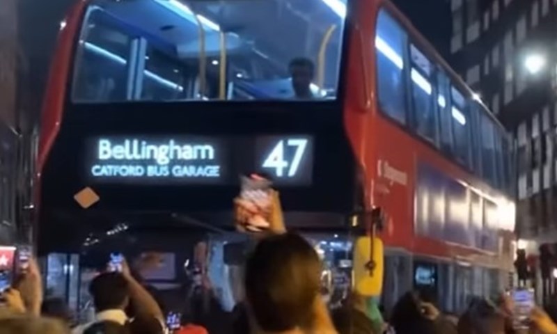 Euforične engleske navijače Londonom vozi Bellingham