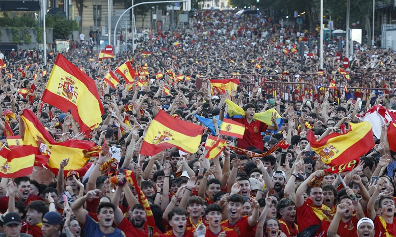 [FOTO] Euforični navijači u Madridu dočekali europske prvake