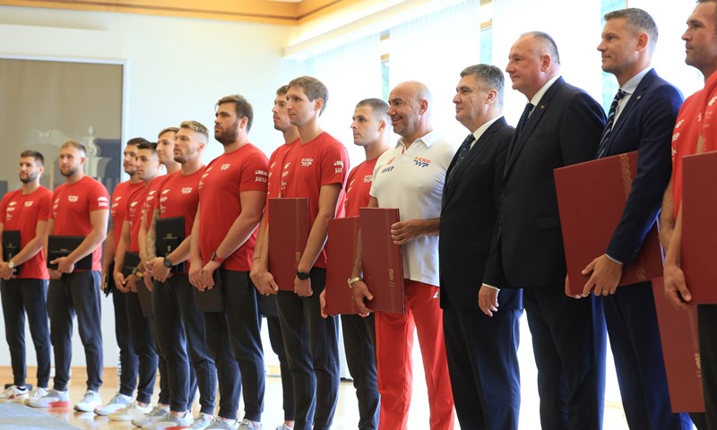 Hrvatski vaterpolisti prije odlaska u Pariz primili odlikovanja od predsjednika Milanovića