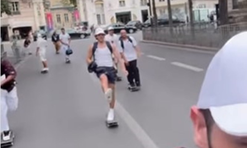 Skejterima se u Parizu pokvario autobus, ali nisu trebali drugo prijevozno sredstvo