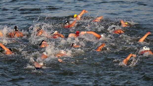 Održan plivački maraton u Seini, Nizozemka došla do pobjede