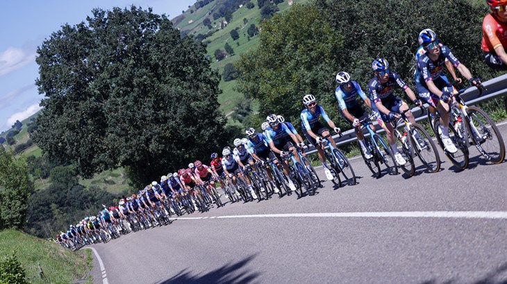 Poginuo mladi španjolski biciklist nakon masovnog pada na Vuelti Riberi, 18 ih je hospitalizirano