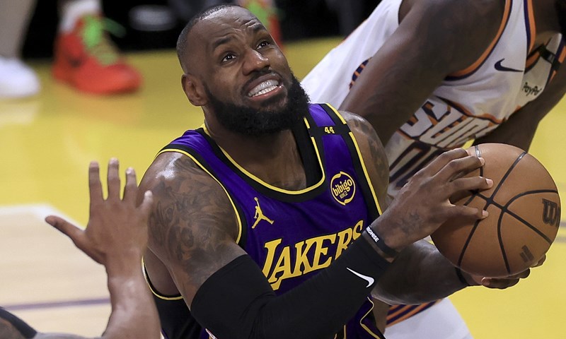 Dončić i James nadomak triple-double učinka, Lakersi kiksali protiv Hornetsa