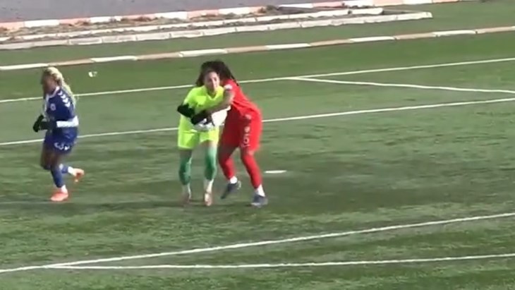 Još jedan neobičan kazneni udarac, tko je u pravu - sudac ili igračice?