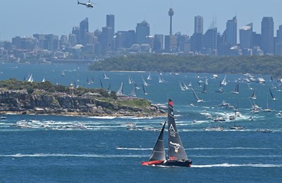 Master Lock Comanche u vodstvu na utrci Sydney-Hobart