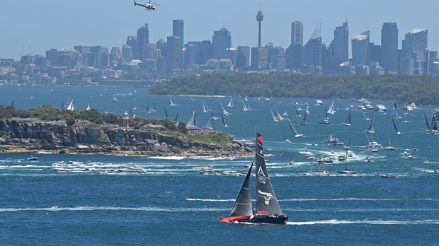 Master Lock Comanche u vodstvu na utrci Sydney-Hobart