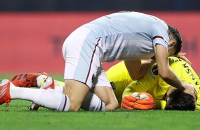 Fabianski je teren napustio s maskom za kisik, ali čini se da je prošao bez ozbiljnijih posljedica