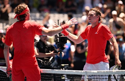 Tsitsipas drugi Grand Slam zaredom ispada u prvom kolu, Sinner u tri seta do pobjede