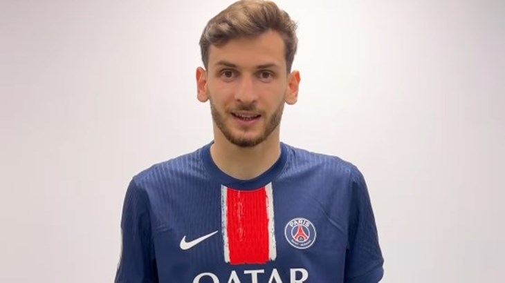 Kvaratshkelija zadovoljan u PSG-u unatoč interesu Manchester Uniteda