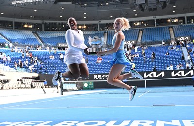 Prve nositeljice uzele titulu u konkurenciji ženskih parova na Australian Openu