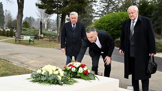 Izaslanstvo Hrvatskog nogometnog saveza na grobu Miroslava Blaževića