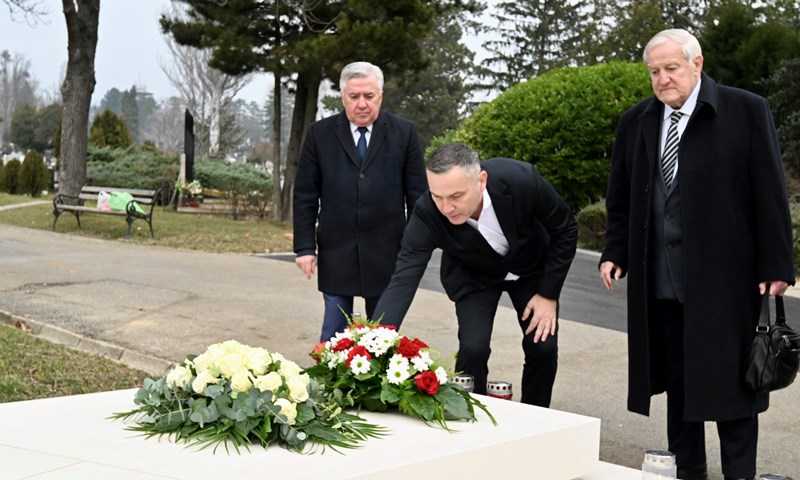 Izaslanstvo Hrvatskog nogometnog saveza na grobu Miroslava Blaževića