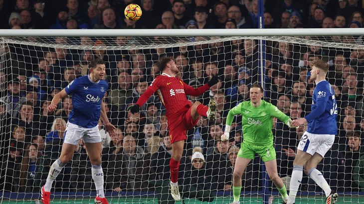 Ludi Merseyside derbi završio golom u 98. minuti! Navijači utrčali na teren, a igrači se potukli