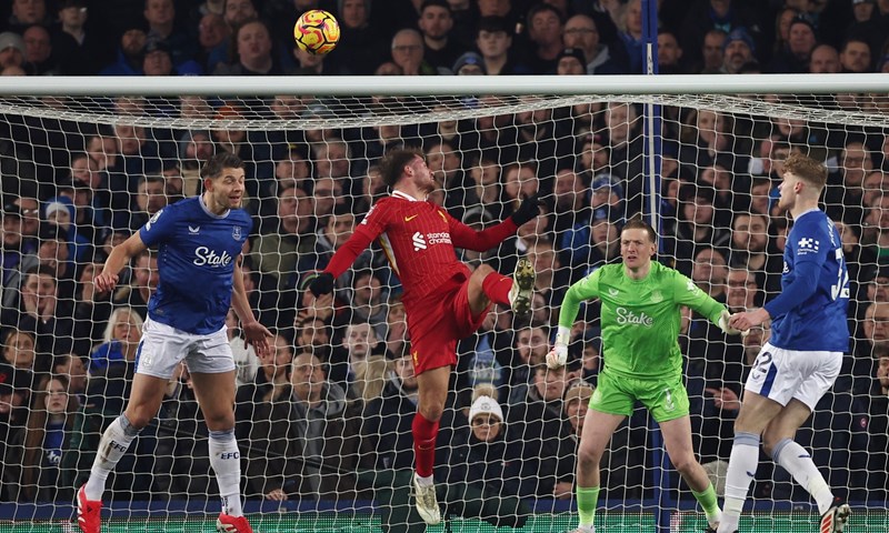 Ludi Merseyside derbi završio golom u 98. minuti! Navijači utrčali na teren, a igrači se potukli