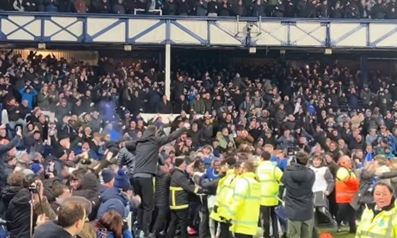 Pogledajte upad navijača, tučnjavu i sve trenutke koji su obilježili derbi Evertona i Liverpoola
