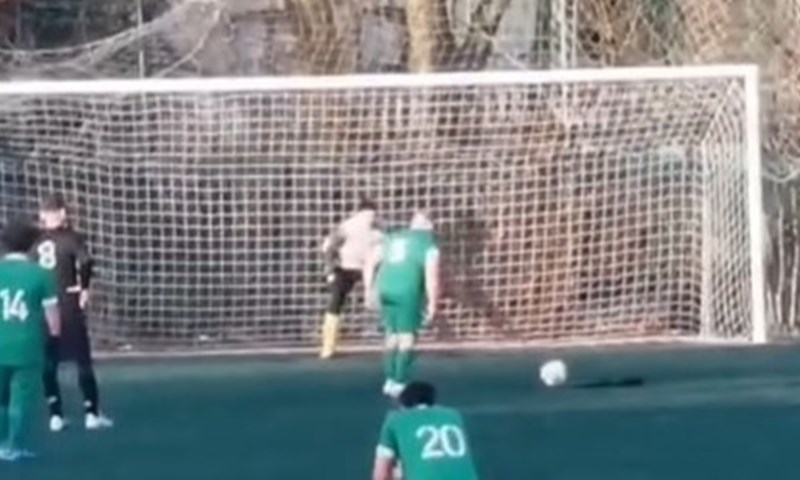 U kriketu bi ga slavili, u nogometu je samo stvorio probleme
