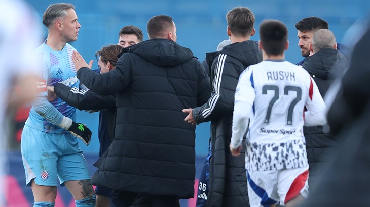 Zaiskrilo je nakon završetka derbija, svi igrači uletjeli su u teren
