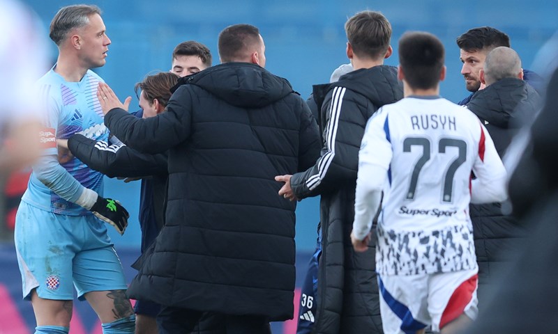 Zaiskrilo je nakon završetka derbija, svi igrači uletjeli su u teren