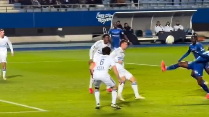 Zašto jednostavno, kada može atraktivno: Napadač Troyesa namjestio si škarice i krasno zabio