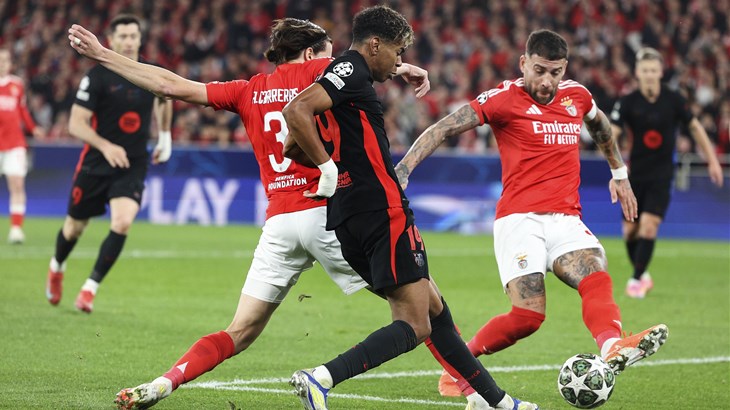 Barcelonini navijači slave Poljaka koji je u klub došao iz mirovine