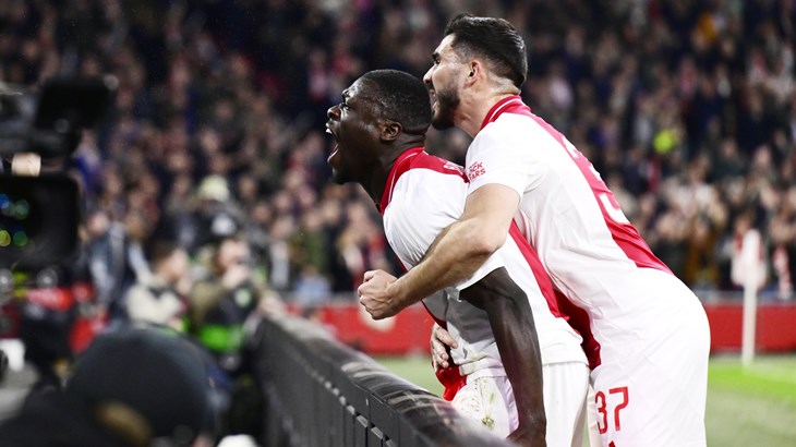 Šutalo i Ajax slavili u velikoj derbiju i krupnim koracima idu prema naslovu