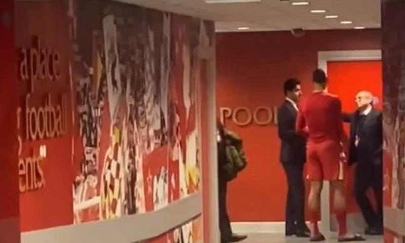 PSG izbacio Liverpool, a njegovi čelnici nakon utakmice uhvaćeni u razgovoru s kapetanom Redsa