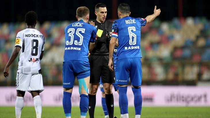 Glavni i pomoćni sudac gledali situaciju na VAR monitor, Šuti poništen pogodak