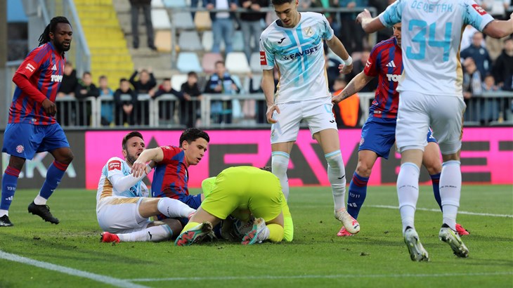 Burno je bilo u Jadranskom derbiju, a na kraju je Rijeka upisala uvjerljivu pobjedu