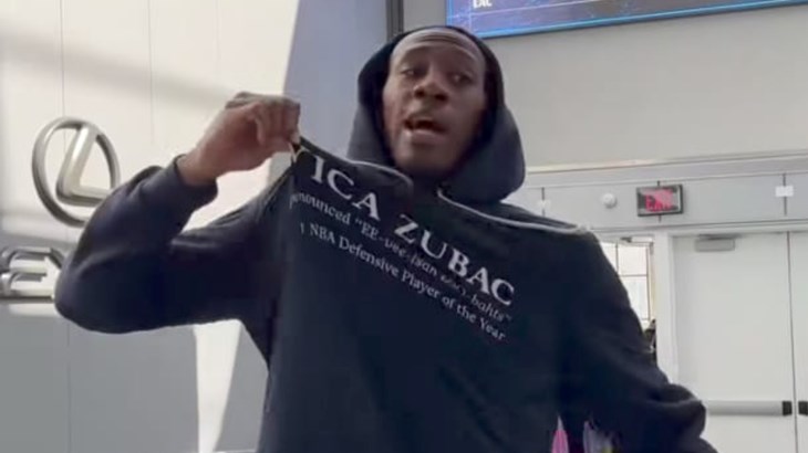 Zubac u prvom planu, igrači Clippersa nosili majice s njegovim imenom