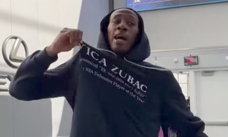 Zubac u prvom planu, igrači Clippersa nosili majice s njegovim imenom