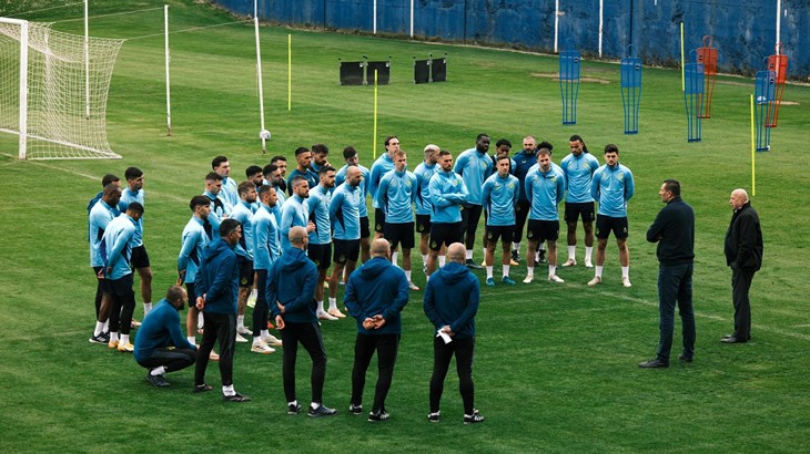 Dinamo se oglasio poznatim sloganom, Zajec i Manenica stali pred igrače