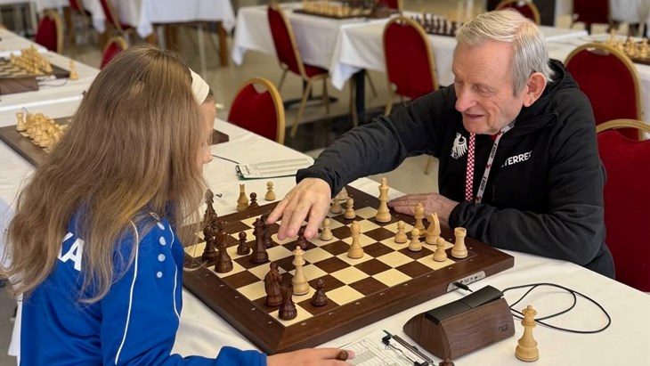 Šah spaja generacije: Održan revijalni meč najstarijeg i najmlađeg sudionika EP-a