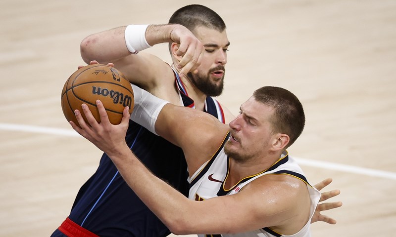 Matkoviću pristojna minutaža, 18 poena Zupca u porazu protiv zastrašujućeg Jokića, Curry sjajan