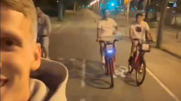 Olmo s trojicom suigrača biciklom pobjegao s proslave kako bi posjetio Ferrana koji je u bolnici