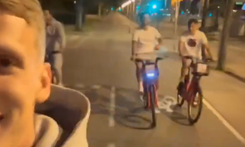 Olmo s trojicom suigrača biciklom pobjegao s proslave kako bi posjetio Ferrana koji je u bolnici