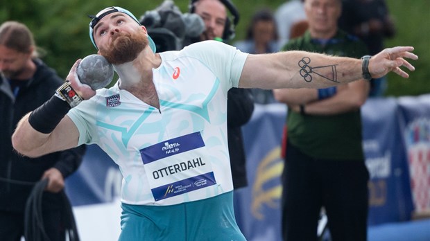 Payton Otterdahl s istim hicem kao Tom Walsh slavio pokraj fontana