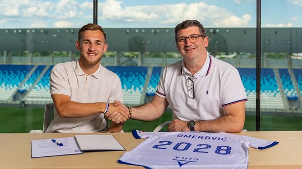 Omerović produžio: 'Nije tu bilo nikakvog premišljanja, sretan sam i zadovoljan ovdje'