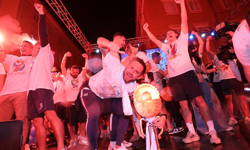 Spektakl na Korzu: Rijeka s navijačima proslavila dvostruku krunu
