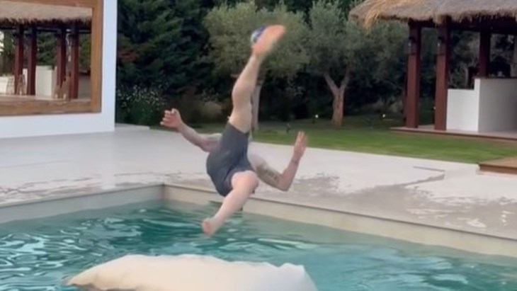 Zlatan je spreman za škarice bilo kad i bilo gdje, može i u bazenu