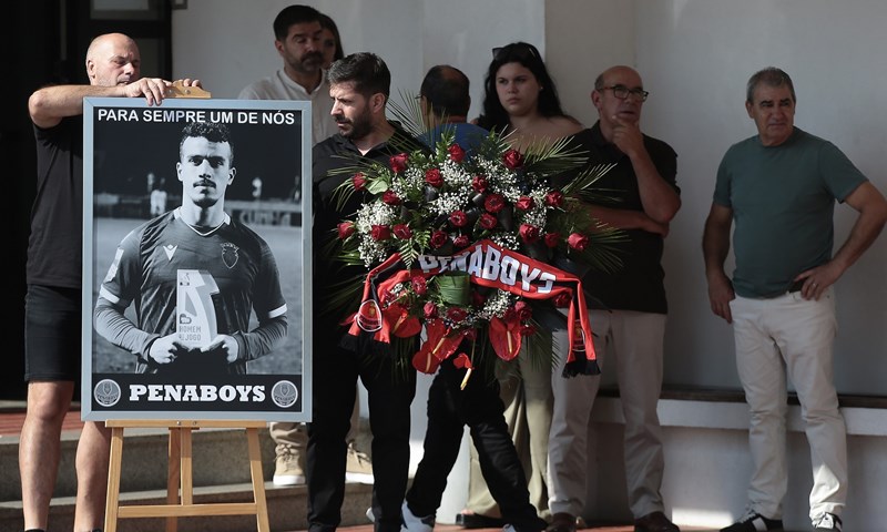 Igrači Liverpoola i Portugala na sprovodu Dioga Jote i Andrea Silve, Van Dijk i Robertson nosili vijence