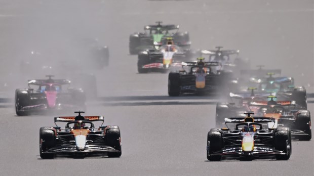 Lando Norris slavio u kišnoj utrci u Silverstoneu ispred Oscara Piastrija