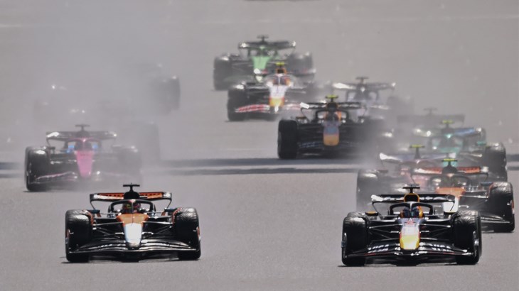 Lando Norris slavio u kišnoj utrci u Silverstoneu ispred Oscara Piastrija