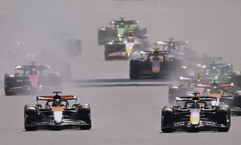 Lando Norris slavio u kišnoj utrci u Silverstoneu ispred Oscara Piastrija
