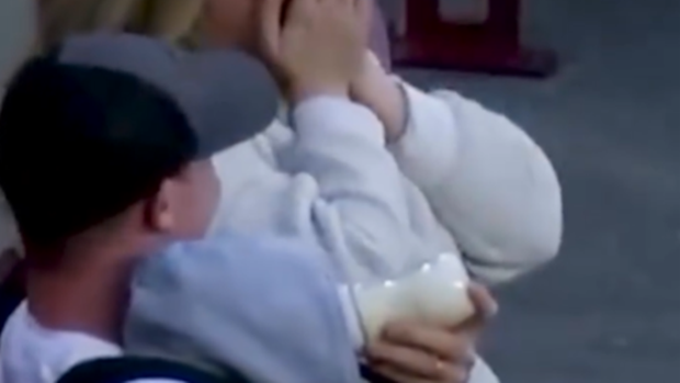 Otac pokazao sjajne hvatačke sposobnosti hraneći dijete i hvatajući istovremeno odbijenu lopticu