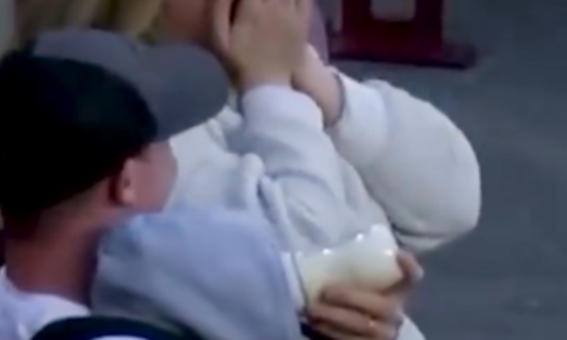 Otac pokazao sjajne hvatačke sposobnosti hraneći dijete i hvatajući istovremeno odbijenu lopticu