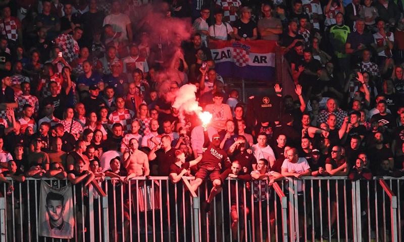 Hrvatskom nogometnom savezu kazna zbog ponašanja dijela navijača na utakmici protiv Crne Gore