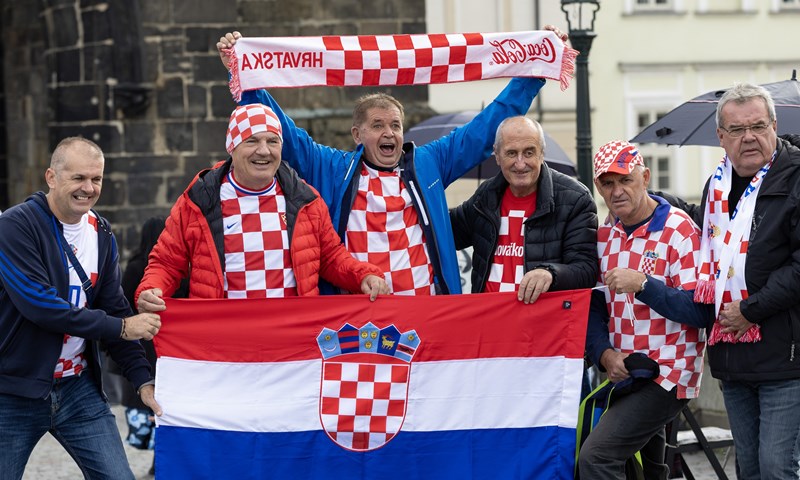 Hrvatski navijači u Pragu u niskom startu čekaju utakmicu protiv Češke
